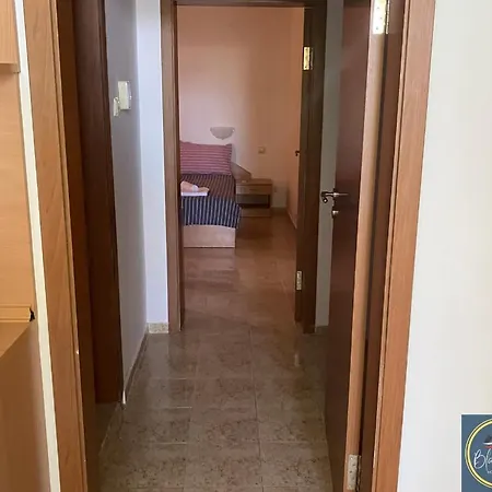 1 Bed Apt, Close To Apartment