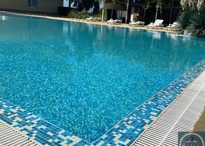 1 Bed Apt, Close To Apartment